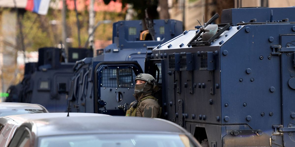 tensions in the Balkans: Kosovo: Serbian army comes from three directions