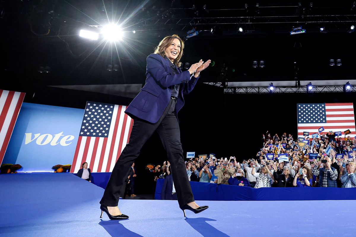 TOPSHOT - US Vice President and Democratic presidential candidate Kamala Harris arrives for a campaign event in Green Bay, Wisconsin, October 17, 2024. (Photo by KAMIL KRZACZYNSKI / AFP)