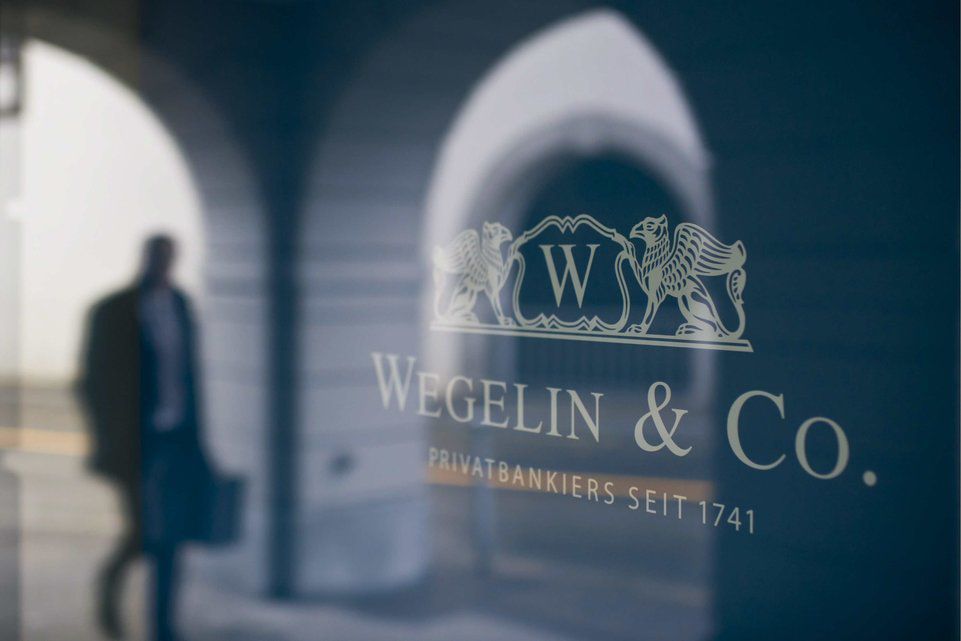 La fin de Wegelin -   L'établissement saint-gallois Wegelin ferme ses portes le 4 janvier. C'est la fin de la plus vieille banque de Suisse qui tombe sous les coups de la justice américaine. Ses activités sans implications américaines sont reprises par Notenstein Privatbank, une filiale à 100% de Raiffeisen. 