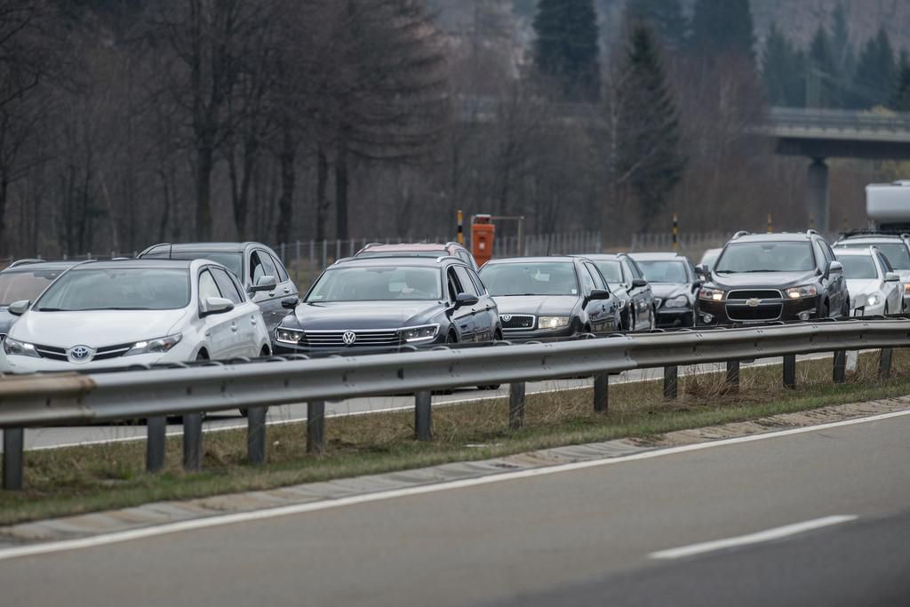 Alle Jahre wieder: Der Rückreiseverkehr vor dem Südportal des Gotthard-Tunnels verzögert sich.