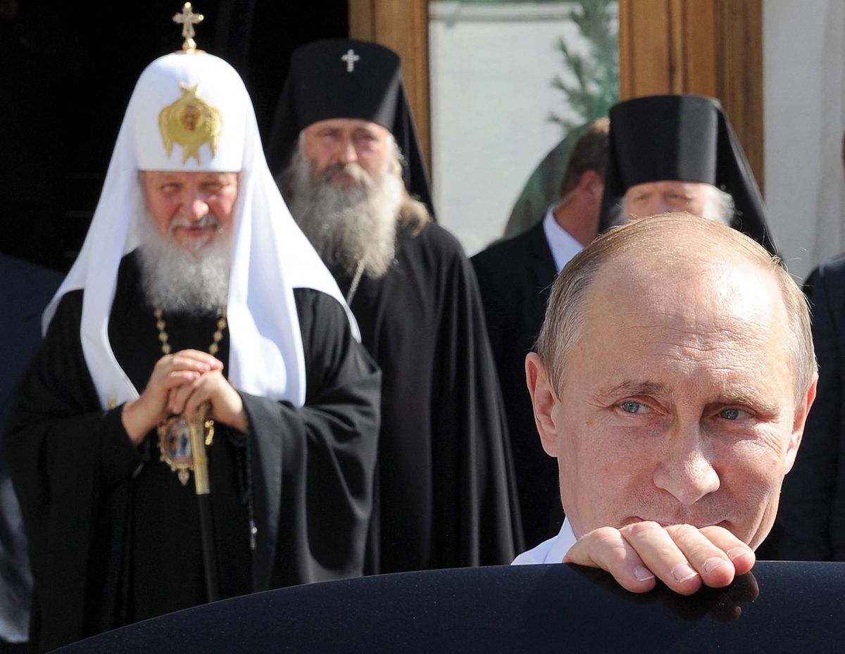 Le patriarche Kyrill (à gauche) avec Vladimir Poutine lors d’une commémoration près de Moscou en 2014.