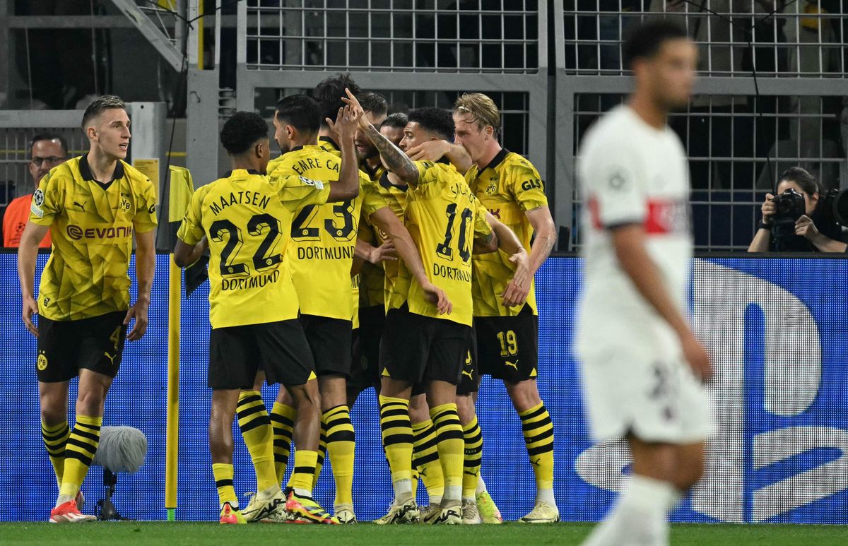 Dortmund's German forward #14 Niclas Fuellkrug (hidden) celebrates scoring the opening goal with his teammates during the UEFA Champions League semi-final first leg football match between Borussia Dortmund and Paris Saint-Germain (PSG) on May 1, 2024 in Dortmund. (Photo by INA FASSBENDER / AFP)