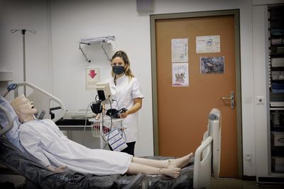 Les infirmiers apprennent leur métier sans profs