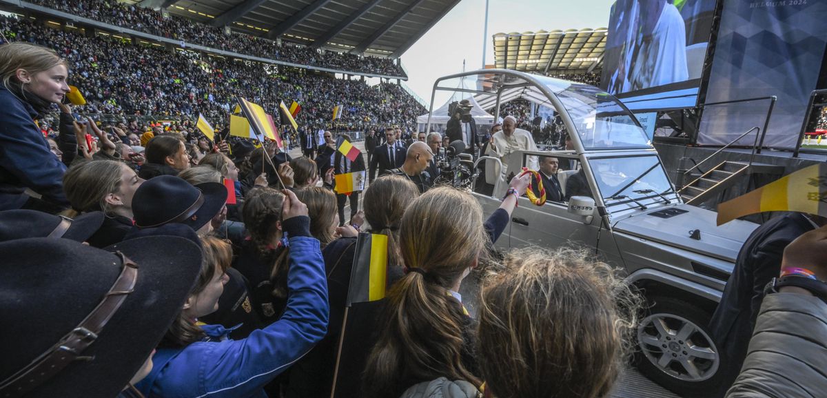 Le pape François salue les fidèles depuis la papemobile lors de son arrivée au stade Heysel à Bruxelles, le 29 septembre 2024.