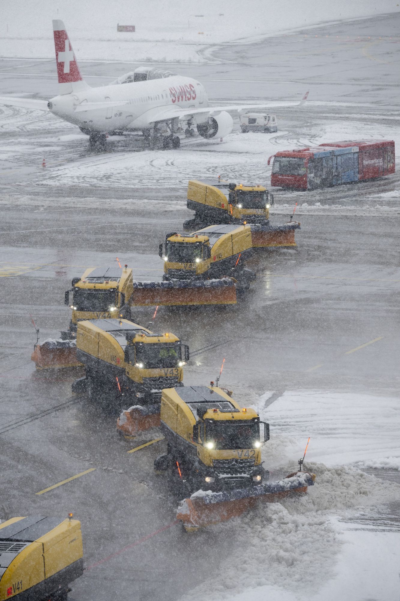 Annulationen wegen Schneefall: Pistenräumung am Freitag am Flughafen Zürich. (2. Dezember 2023)