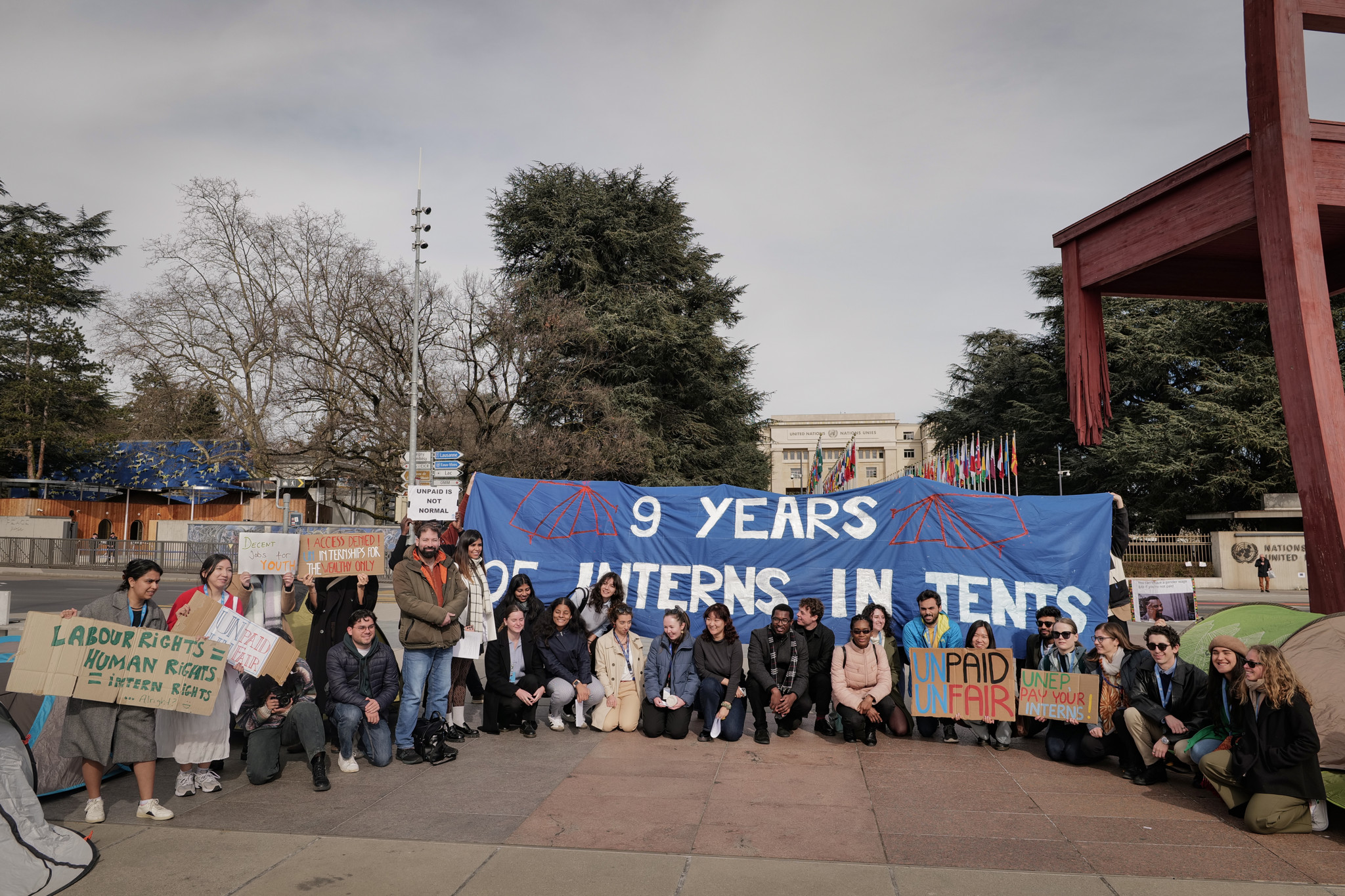 Genève, le 20 février 2024. Place des Nations. Lors de la journée internationale de la justice sociale, les stagiaires des agences onusiennes se réunissent place des nations pour exiger des stages rémunérés. 