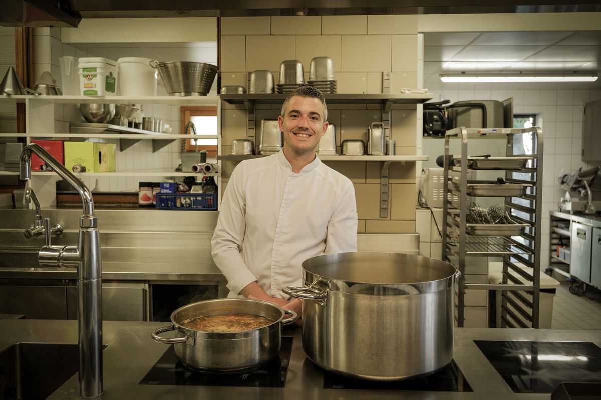 Le chef Sébastien Favre dans le restaurant des Vieux Grenadiers rue de Carouge.