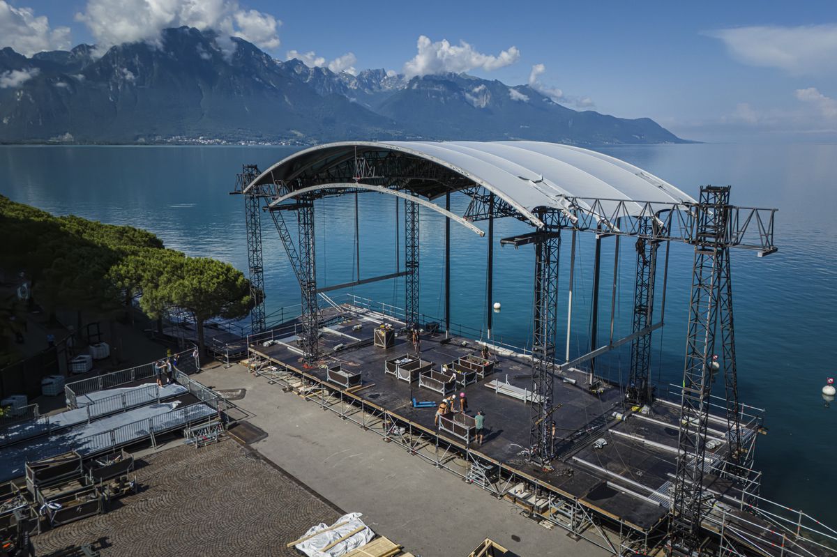 Une vue aerienne montre la scene du lac du Montreux Jazz Festival (MJF) en cours de construction et qui sera destinee a accueillir 5000 personnes, alors que le centre de congres 2m2c est en travaux pour une duree de deux ans, ce mercredi 26 juin 2024 a la Place du Marche a Montreux. (KEYSTONE/Valentin Flauraud)