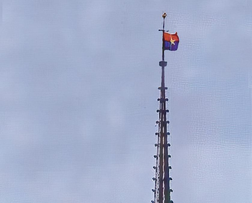 Le drapeau de soie rouge et bleu à étoile d’or du FNL, de 3 mètres sur 5, cousu à Lausanne, flotte au-dessus de Paris. Une image parue dans «Life Magazine» le 7 février 1969.