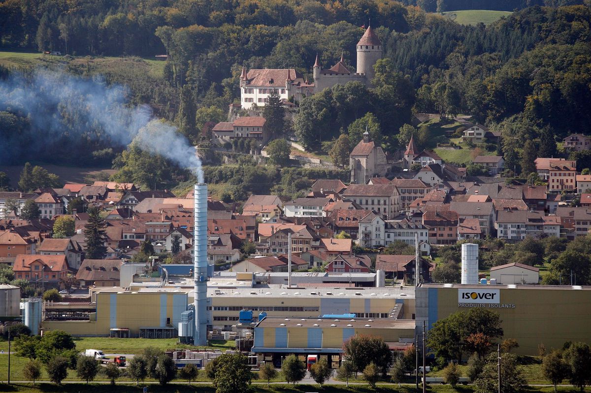 Après dix mois de la guerre économique entre l’Europe et la Russie – en représailles à l’invasion de l’Ukraine – l’industrie est loin d’avoir fini de s’adapter à la nouvelle donne énergétique. À Lucens, l’usine Isover Saint-Gobain de Lucens reconnaît être toujours «fortement exposée» à l’augmentation «énorme et rapide des prix» de l’électricité, du gaz, et des matières premières.
