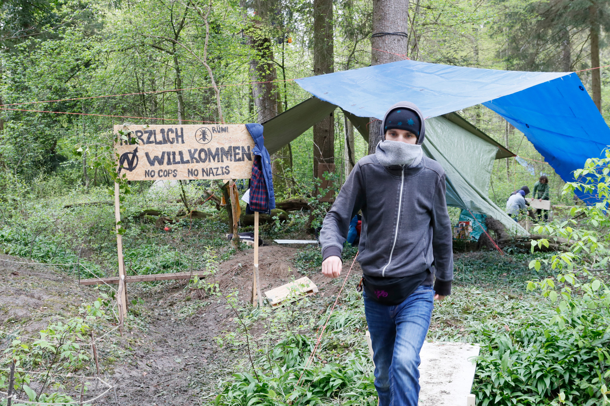 Polizeieinsatz in Rümlang Waldbesetzer wehren sich, weil sie Tausende
