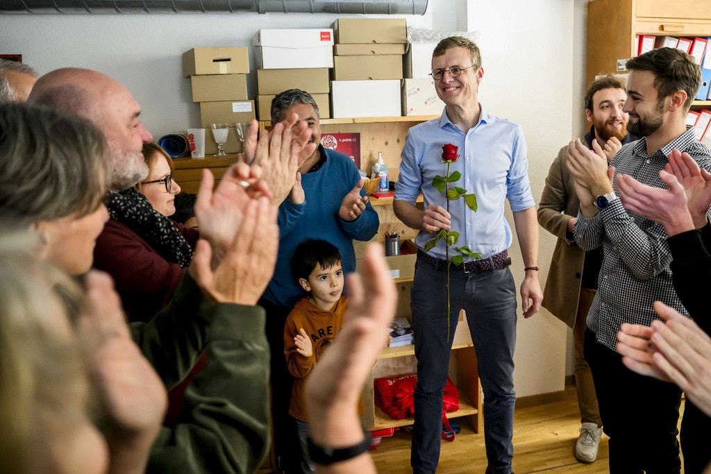 Frederic Mairy, centre, candidat du parti socialiste neuchatelois recoit les felicitations des militants au siege du PSN apres son election lors de l'election complementaire au Conseil d'Etat du canton de Neuchatel le dimanche 26 novembre 2023 a Neuchatel. (KEYSTONE/Jean-Christophe Bott)