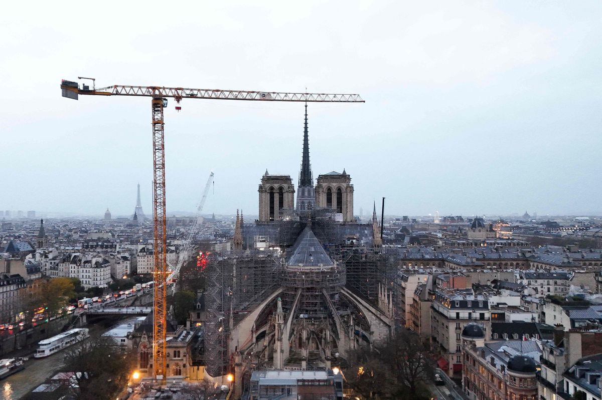 Vue aérienne de la cathédrale Notre-Dame de Paris avec une grue et des échafaudages avant sa réouverture en décembre 2024.
