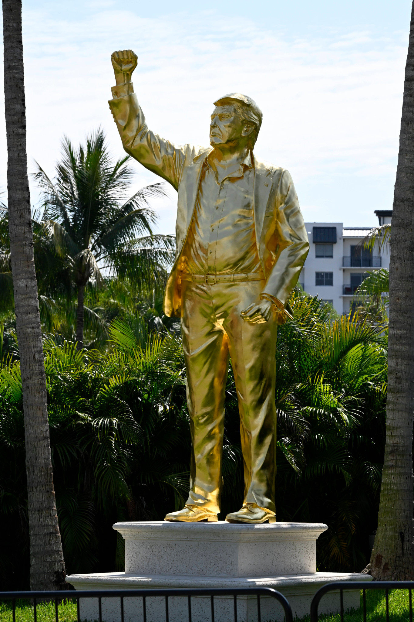 «Make America not Great Again»: En imposant son goût bling-bling, Trump s’affirme en empereur