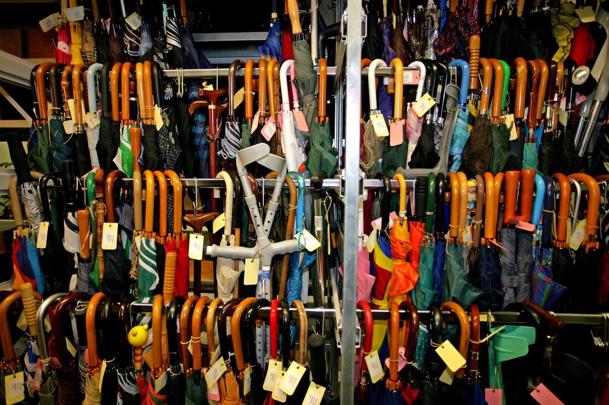 Un soir pluvieux d’octobre, le bureau des objets trouvés de la gare Cornavin avait fait le plein de parapluies.