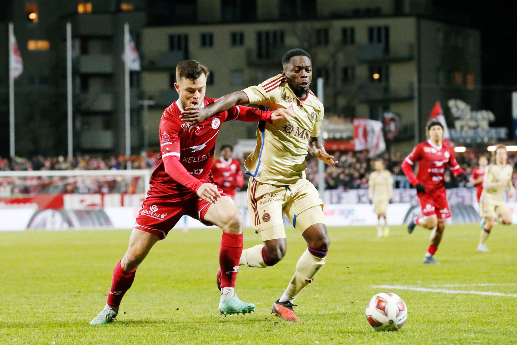 Winterthurs Adrian Gantenbein  , links , spielt um den Ball mit Servettes Bradley Mazikou , rechts , im Fussball Meisterschaftsspiel der Super League zwischen dem FC Winterthur und dem Servette FC im Stadion Schuetzenwiese am Dienstag , 23.Januar 2024 in Winterthur. .(Keystone/Manuel Geisser)