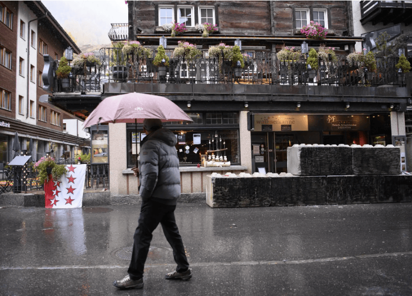 Face aux réouvertures non autorisées du restaurant, les autorités valaisannes avaient fait déposer des blocs de béton devant l’entrée.