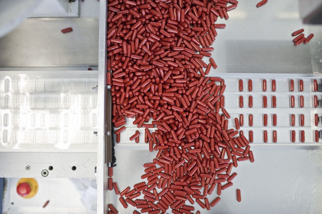 A machine dispenses pharmaceutical capsules into blister packs, pictured on February 1, 2010 at the manufacturing and logistics facility of pharmaceutical company Acino Holding AG in Aesch in the canton of Basel-Land, Switzerland. Acino develops and produces pharmaceuticals and generic drugs for third parties. (KEYSTONE/Gaetan Bally)

Eine Maschine verteilt Arzneikapseln in Blisterpackungen, aufgenommen am 1. Februar 2010 im Fabrikations- und Logistikgebaeude des Pharma-Unternehmens Acino in Aesch im Kanton Basel-Landschaft. Acino entwickelt und produziert Arzneimittel und Generika fuer Dritte. (KEYSTONE/Gaetan Bally)