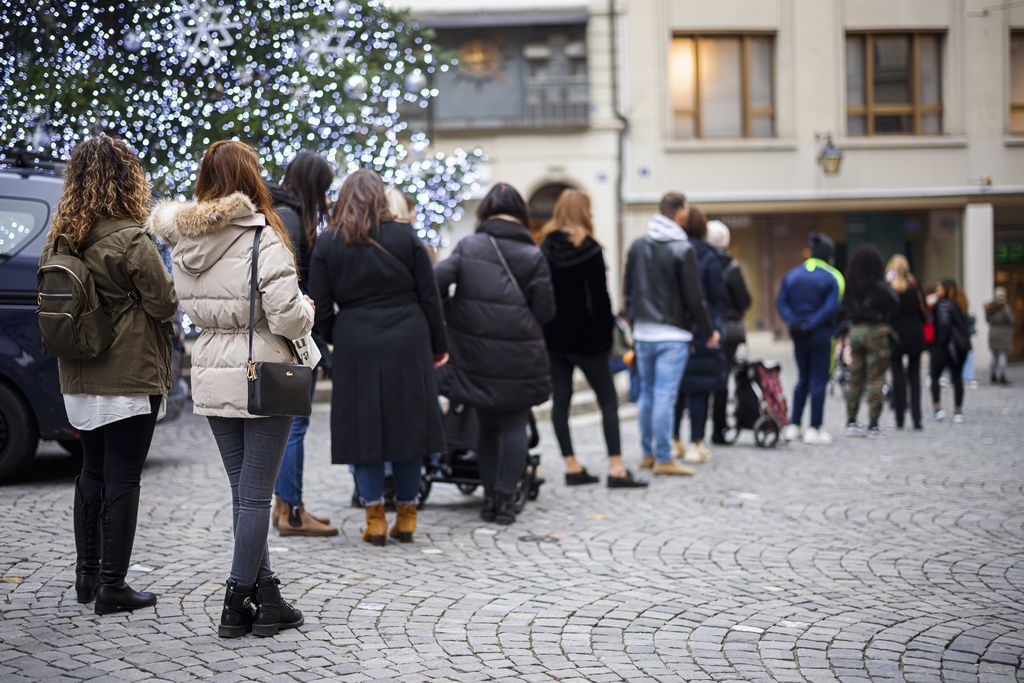 Des clients attendent l'ouverture d'un magasin a l'occasion de la journée de soldes du «Black Friday», le vendredi 27 novembre 2020 à Lausanne. 