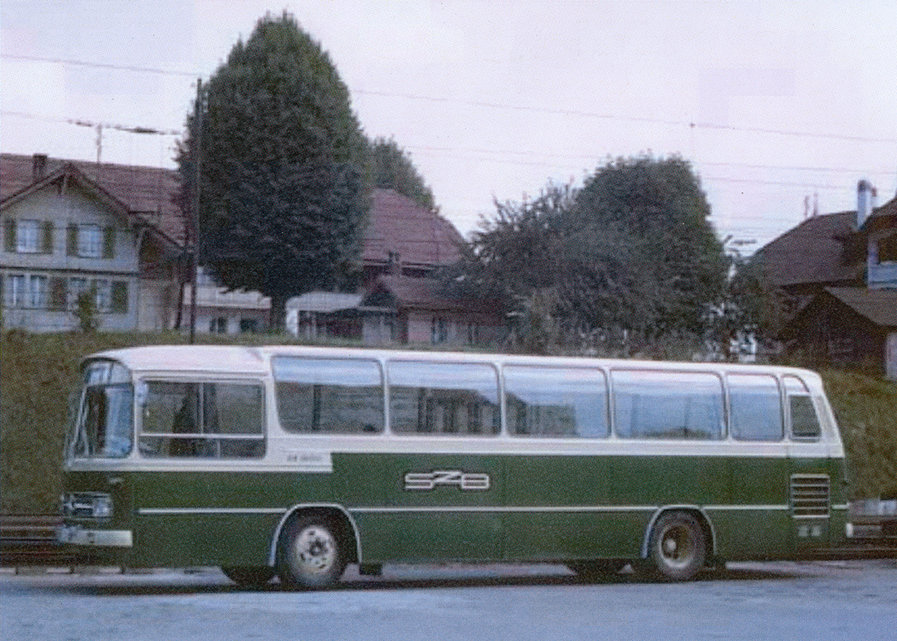 Im typischen Grün-Beige: Der erste Bus der damaligen Solothurn–Zollikofen–Bern-Bahn.  