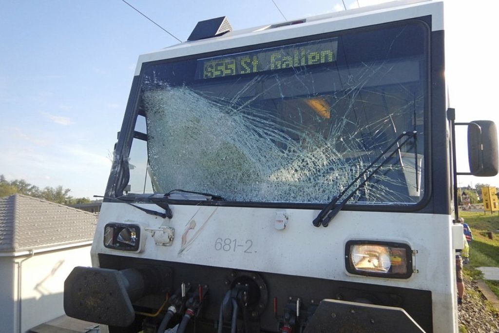 Un train percute un passage à niveau