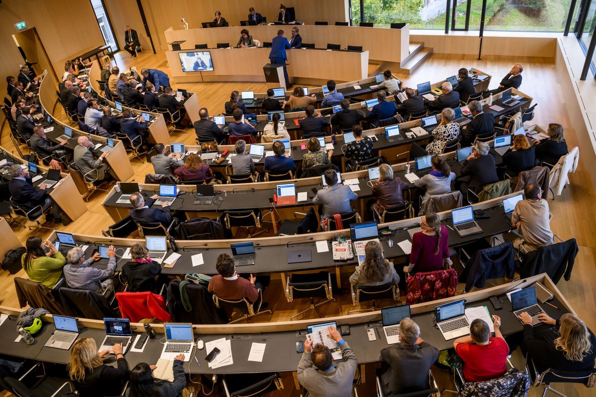 Les deputes du Parlement vaudois le mardi 27 septembre 2022 dans la salle du Grand Conseil du canton de Vaud a Lausanne. (KEYSTONE/Jean-Christophe Bott)