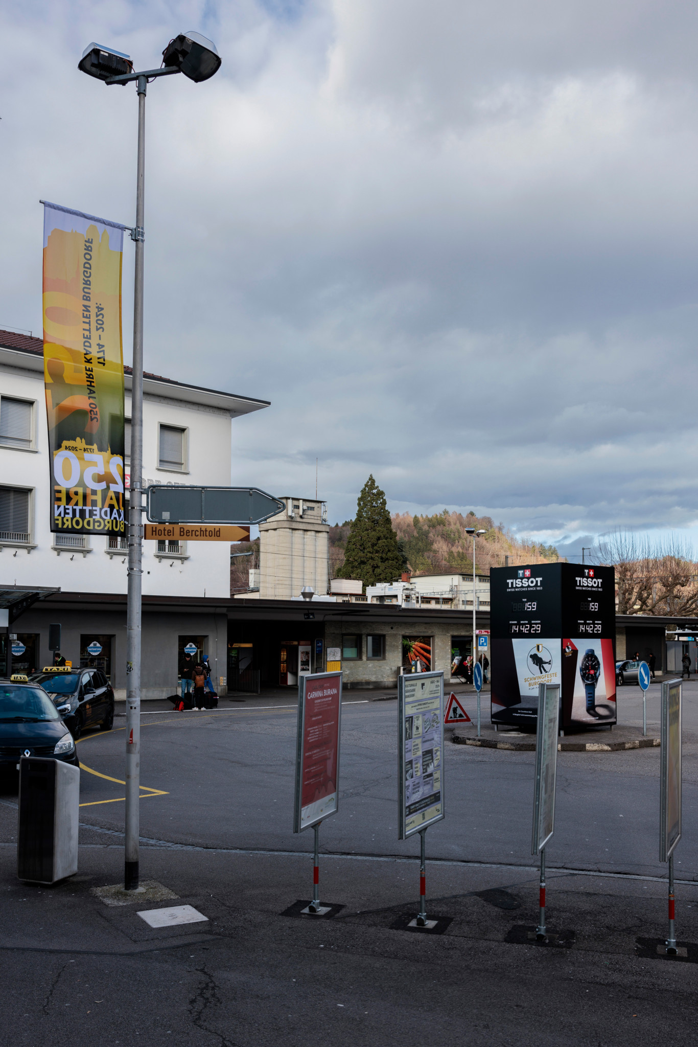 Eine Fahne wird beim Bahnhof montiert. Anlässlich einem Anlass zum Jubiläumsjahr der Kadetten, am 23.02.2024 in Burgdorf.  Foto: Christian Pfander / Tamedia AG