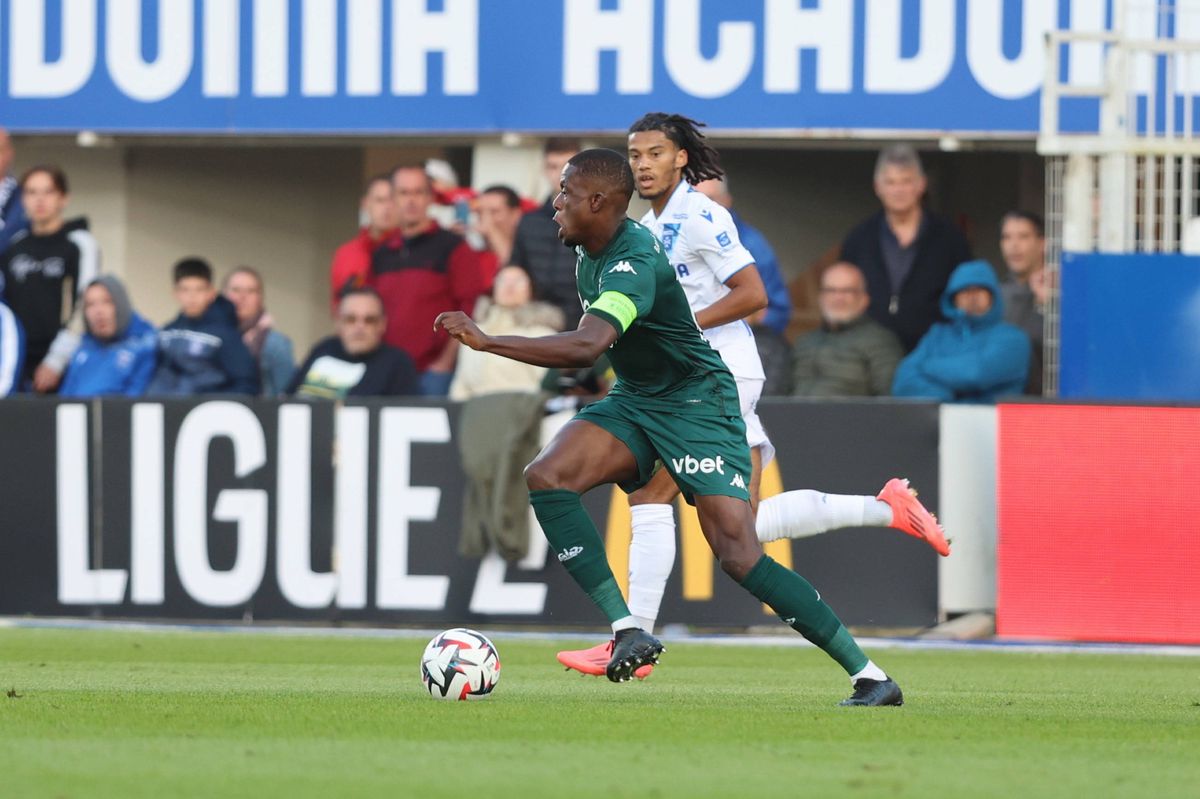 Denis Zakaria du Monaco en action contre Auxerre lors d'un match de Ligue 1.