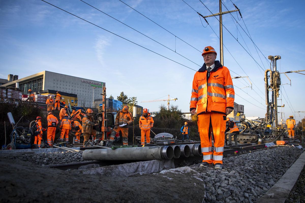 Vincent Ducrot, directeur général des CFF, visite le chantier suite à un affaissement survenu en bordure de voie à la hauteur de Tolochenaz.
