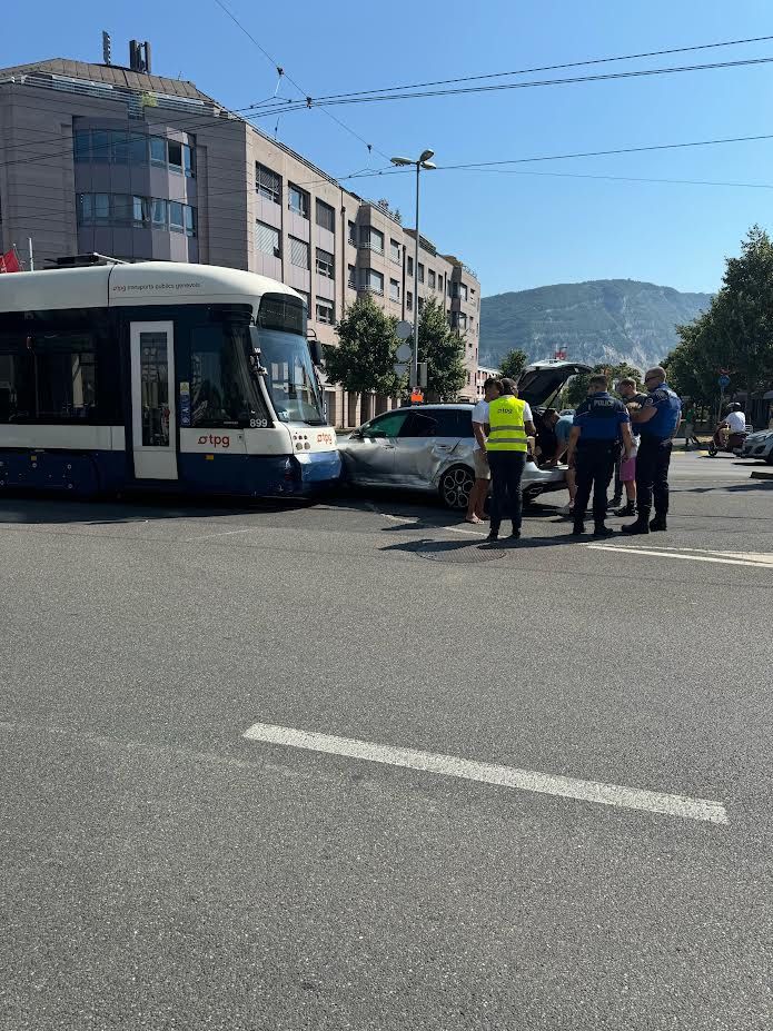 Accident entre un tram et une voiture à Thônex. La partie avant de la voiture est enfoncée,