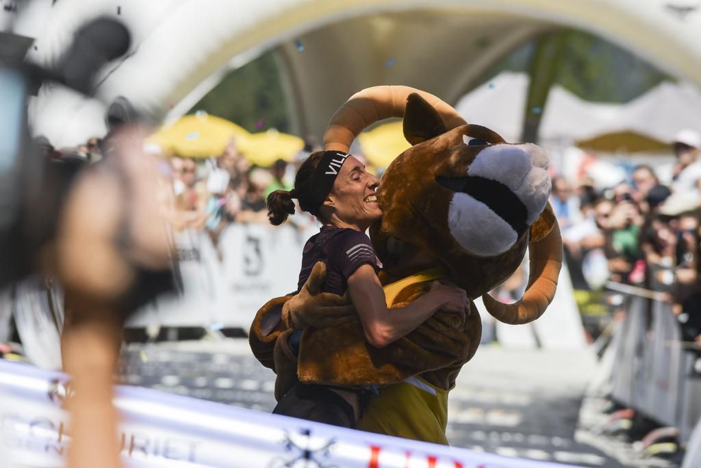 Victorieuse en 2019 Maude Mathys sera-t-elle la première femme à remporter Sierre-Zinal un samedi et à être félicitée par la mascotte Bouky? 