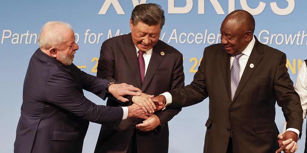 epa10815569 (From L to R) President of Brazil Luiz Inacio Lula da Silva, President of China Xi Jinping and South African President Cyril Ramaphosa gesture during the 2023 BRICS Summit at the Sandton Convention Centre in Johannesburg, South Africa, 23 August 2023. South Africa is hosting the 15th BRICS Summit, (Brazil, Russia, India, China and South Africa), as the group's economies account for a quarter of global gross domestic product. Dozens of leaders of other countries in Africa, Asia and the Middle East are also attending the summit. EPA/GIANLUIGI GUERCIA / POOL