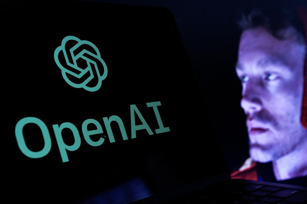 Mann schaut auf einen Monitor mit OpenAI-Logo und -Schriftzug, im Hintergrund läuft ein Video des KI-Tools Sora, Washington DC, 2024.