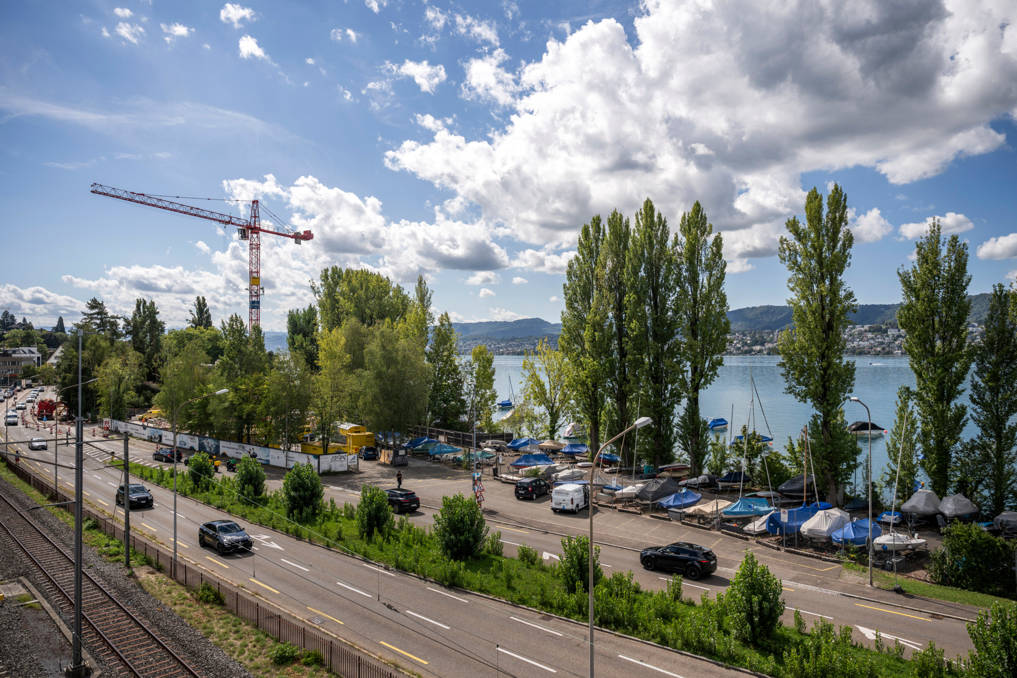 Bootsplätze an der Wässerigwiese am Zürichsee mit Baukran im Hintergrund, wo ein neuer Park entstehen soll.