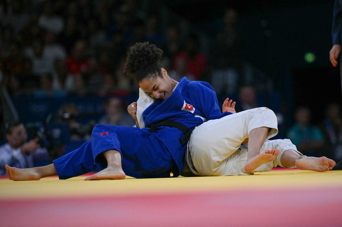 L'Argentine Sofia Fiora et la Suisse Binta Ndiaye (bleu) s'affrontent lors des 32e de finale de judo féminin -52kg des Jeux Olympiques de Paris 2024 à la salle du Champ-de-Mars, à Paris, le 28 juillet 2024.