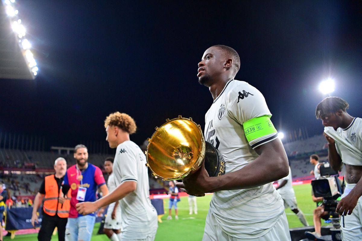 Le capitaine de Monaco, le milieu de terrain suisse Denis Zakaria, tenant le trophée après la victoire 0-3 d'AS Monaco contre FC Barcelone lors du 59ème Trophée Joan Gamper au stade olympique Lluis Companys à Barcelone le 12 août 2024.