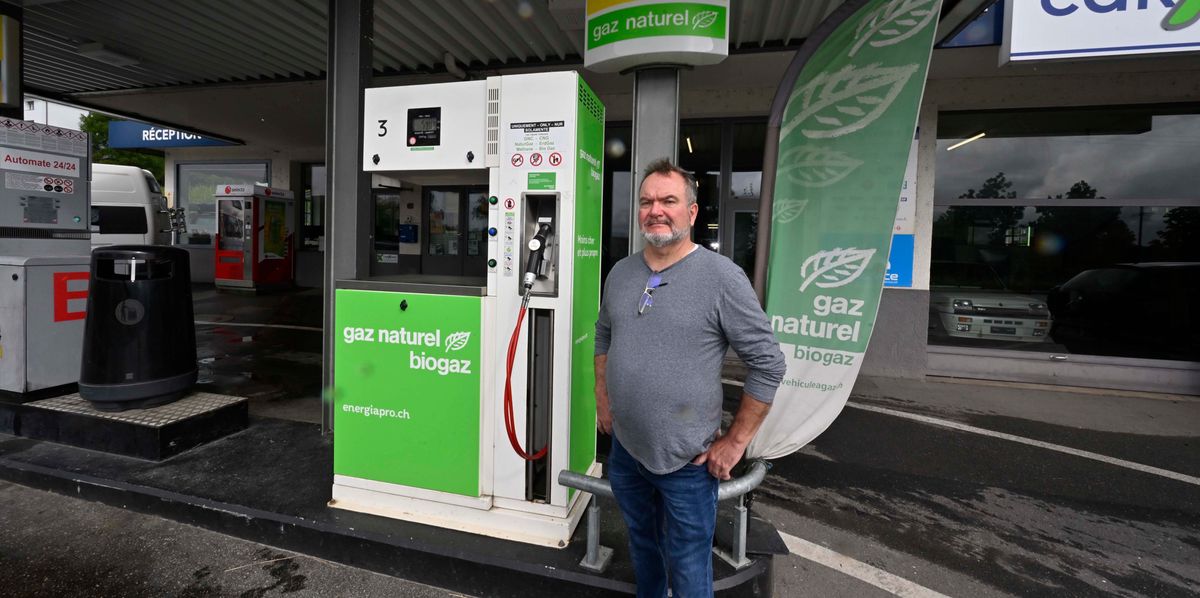 Christian André devant sa colonne de gaz à Yens. 