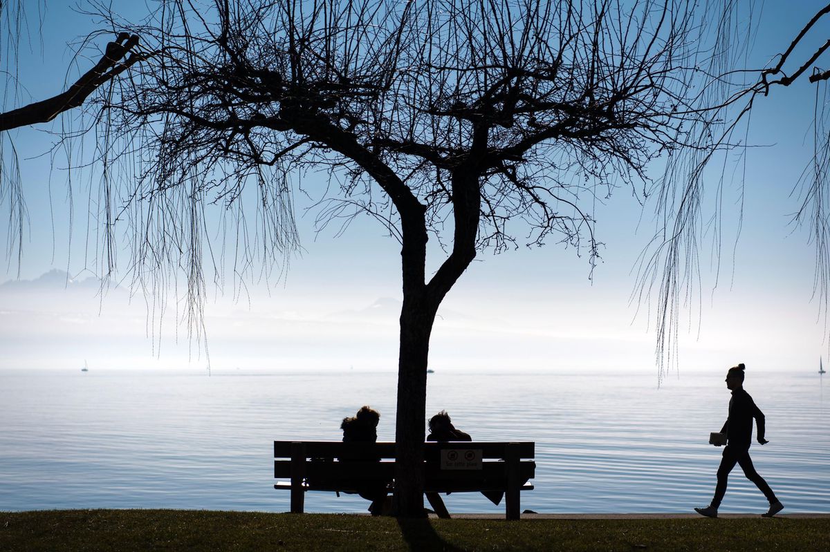 Conversation entre amis au bord du lac Léman, près de Lutry.