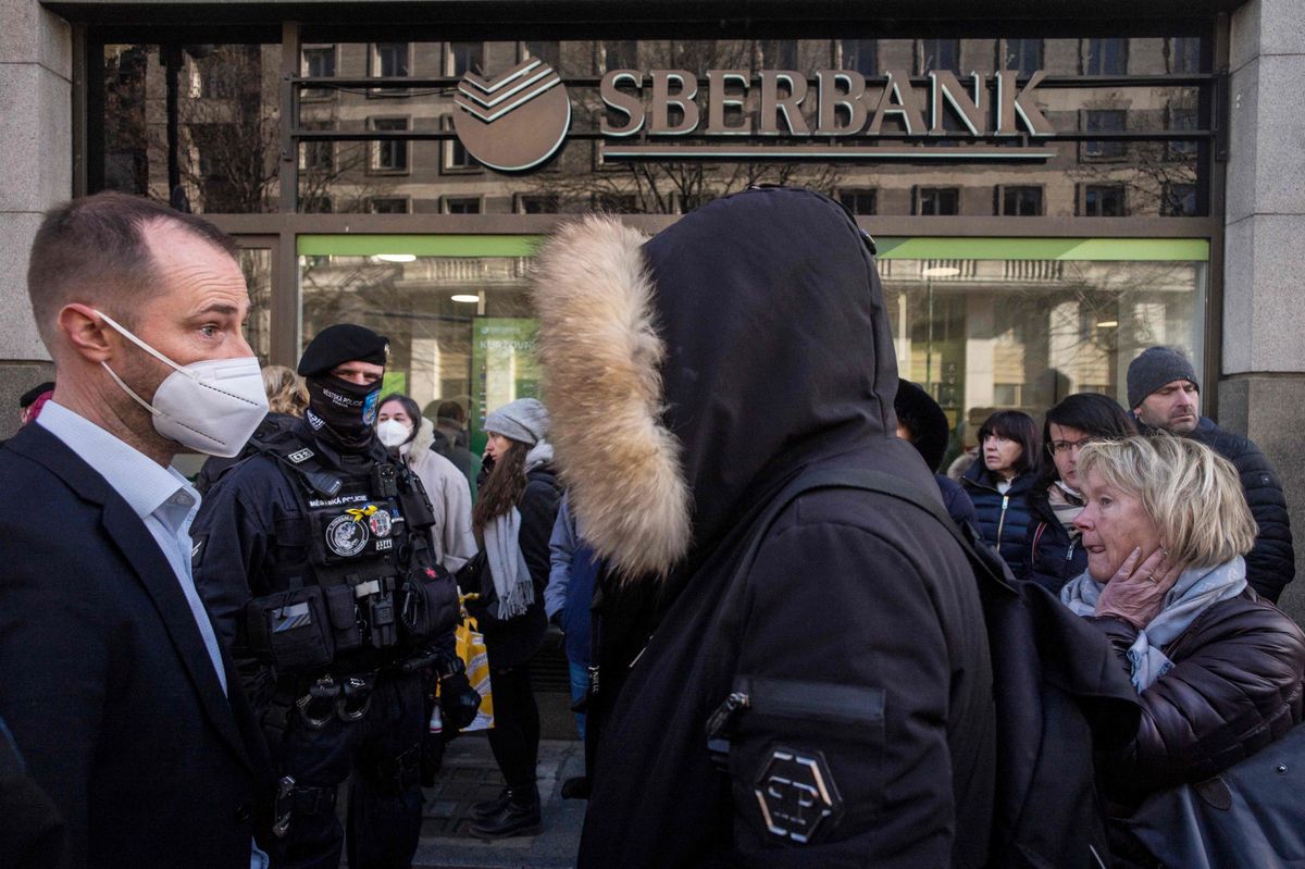Des clients font la queue devant une filiale de Sberbank à Prague, forcée de fermer en raison de sanctions américaines.