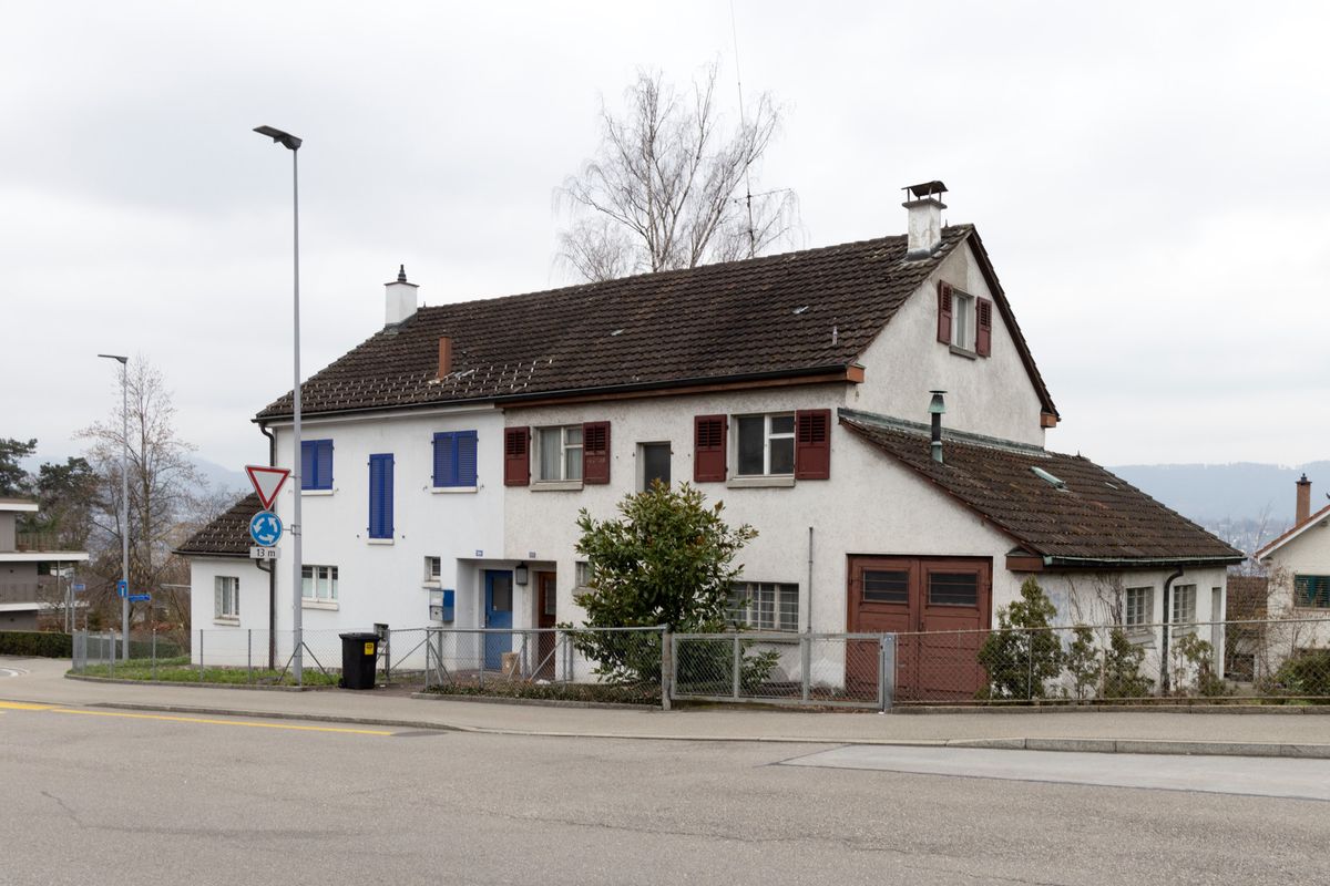 Küsnacht, Die Gemeinde kauft das Gebäude an der alten Landstrasse 122, den rechten teil eines Doppelhauses, deren linker Teil ihr schon gehört. .  28.2.204  Bild: Sabine Rock