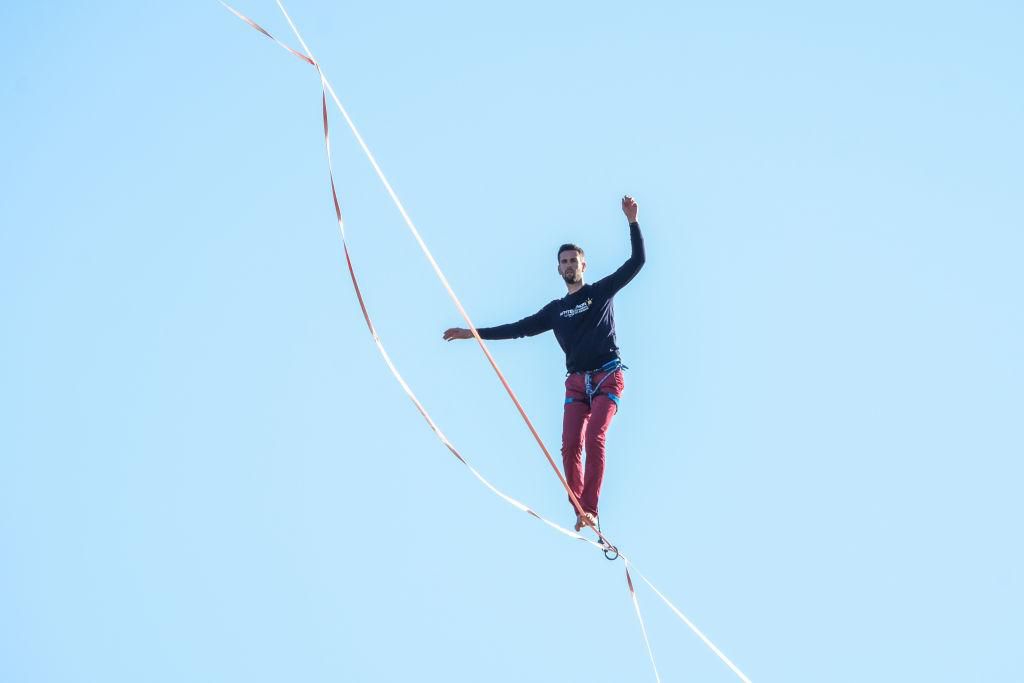 Nathan Paulin lors de sa performance entre la tour Eiffel et le Trocadéro à Paris, en décembre 2017.