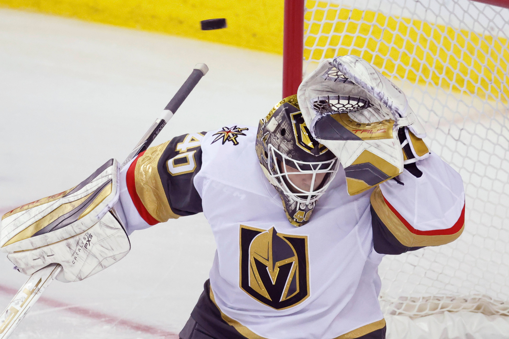 Schweizer NHL-Torhüter Akira Schmid von den Vegas Golden Knights pariert einen Schuss gegen die Calgary Flames, April 2025.