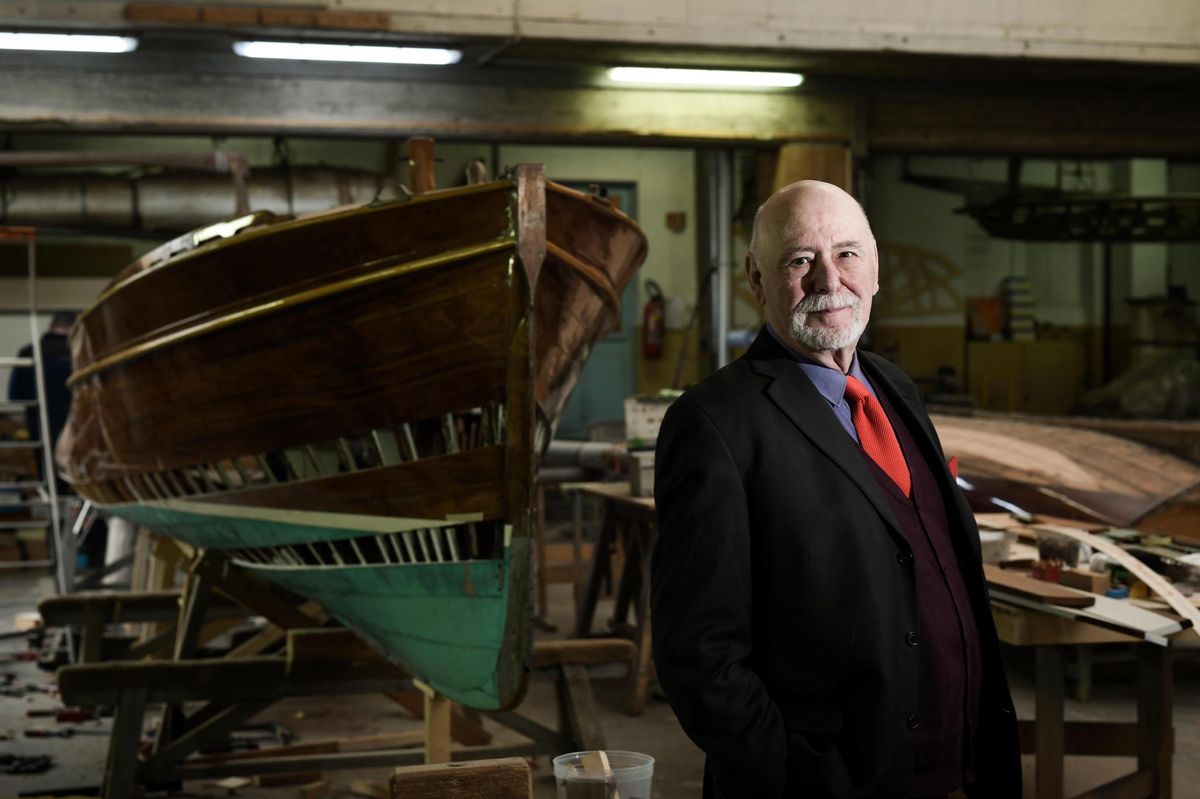 L’historien et auteur Daniel Charles, devant «Ida», un bateau à moteur de 8 mètres datant de 1913, en cours de rénovation dans le chantier naval de Corsier-port.