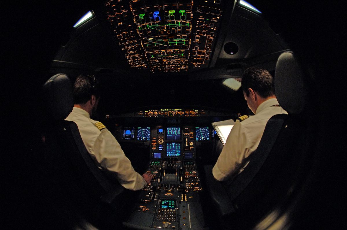 Die Piloten im Cockpit einer A-340 der Swiss bei einem ihrer nächtlichen Langstreckeneinsätze.