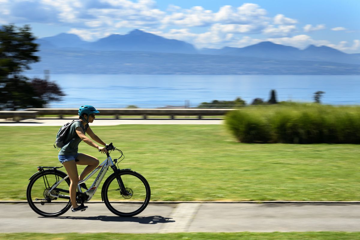Une personne sur un vélo électrique.