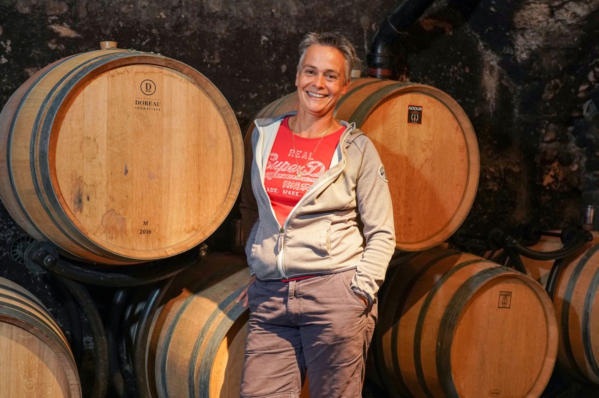 À Dardagny, sur son domaine de neuf hectares cultivés tout en bio, Sophie Dugerdil élabore une trentaine de vins différents à partir de quinze cépages.