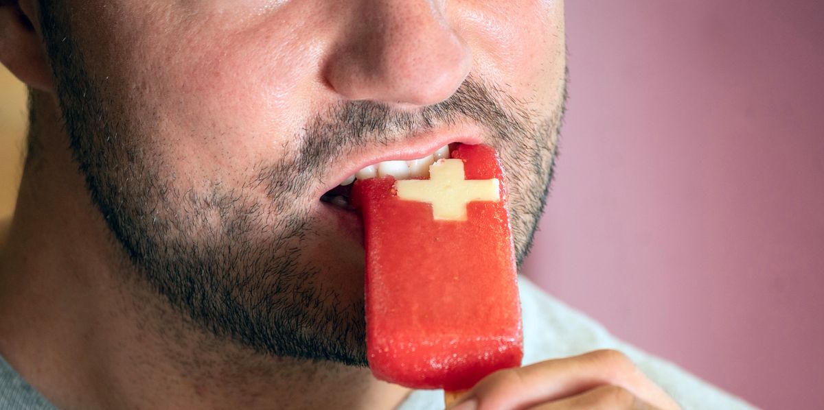 Le défi pour la marque a été de réussir à placer et faire tenir le chocolat blanc au milieu du bâtonnet produit avec de la fraise.