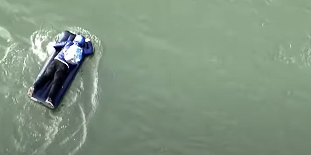 Un homme tente de rejoindre la Moldavie sur un matelas gonflable.