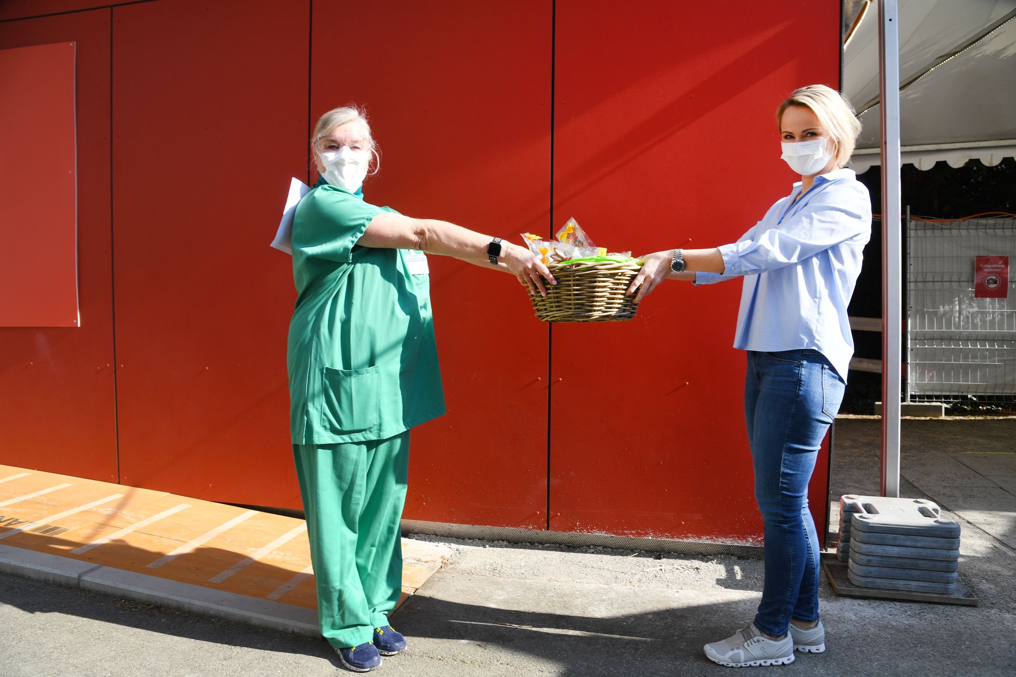 Eine Übergabe mit Abstand: Nathalie Rickli dankt dem Pflegepersonal des Triage-Pavillons mit einem Korb voll Osterhasen.