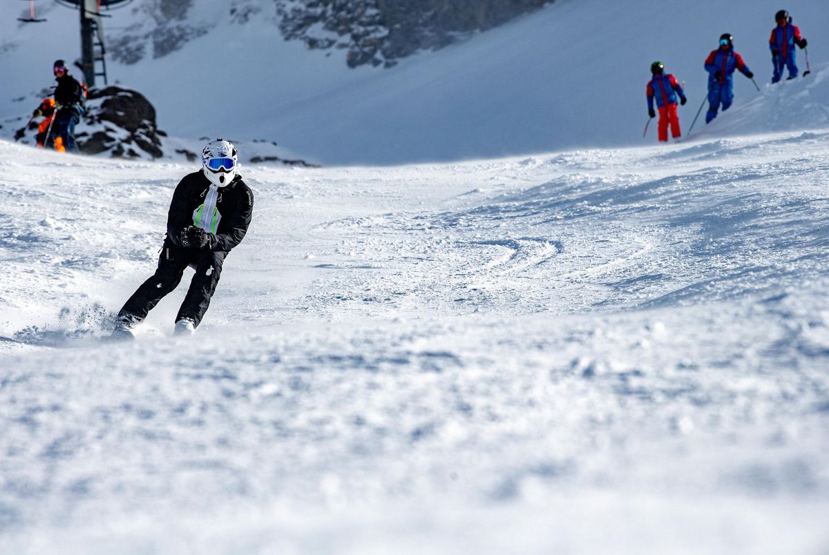 Sur les pistes, les utilisateurs de snowskates détonnent: comment font-ils pour dévaler les pistes sans skis?